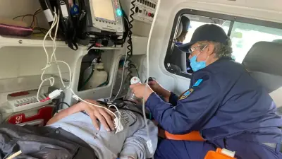 72-летнего туриста из России, получившего травму в горах, на вертолёте доставили в больницу Алматы