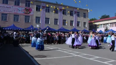 "Собирают по 200 тысяч на выпускной". На жалобы родителей школьников из Алматы ответили в Минпросвете