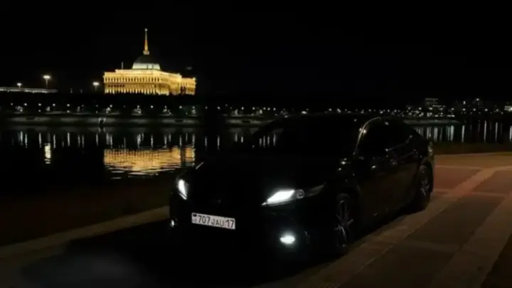 "Не знал о запрете". Водителя, проехавшего по тротуару в парке, арестовали в Астане