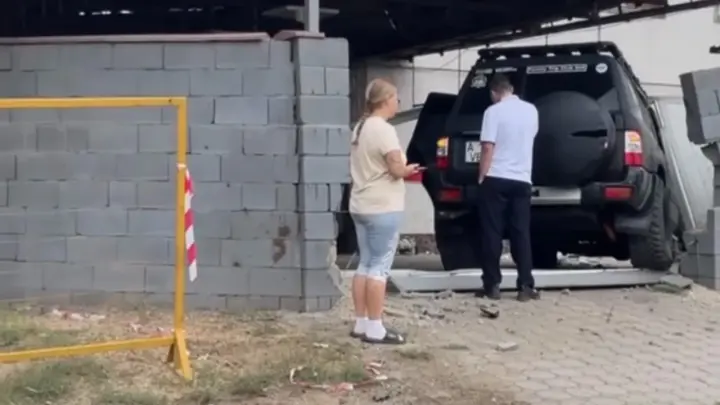 Подросток на машине протаранил забор частного дома в Алматы