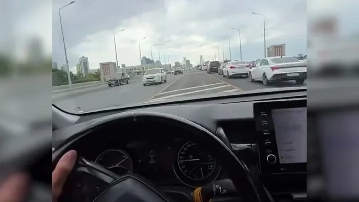 Ехал по разделительной полосе и снимал видео: водителя арестовали в Астане