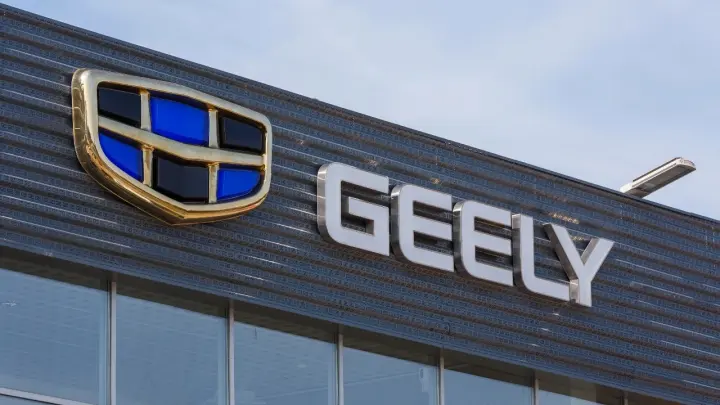 Китайская компания Geely отзывает более 90 тысяч автомобилей