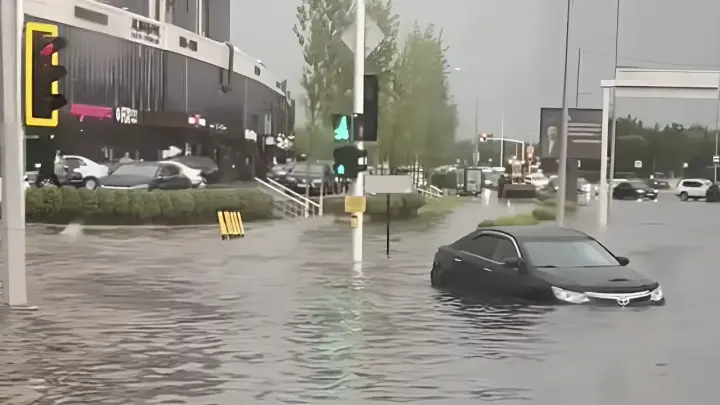 Машины под водой и лужи в автобусах: акимат заявил о небольших подтоплениях после дождя в Астане