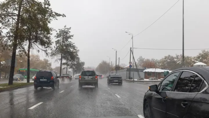 Снег и дождь: водителей просят быть осторожнее в Алматинской области