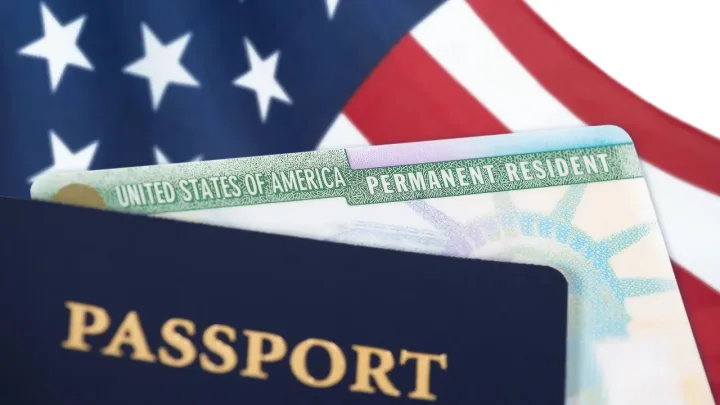 Выдачу грин-карт приостановили в США после стрельбы в университете Брауна