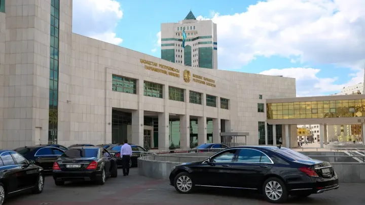 Доход в полмиллиарда тенге за год получил мажилисмен помимо официальной зарплаты депутата