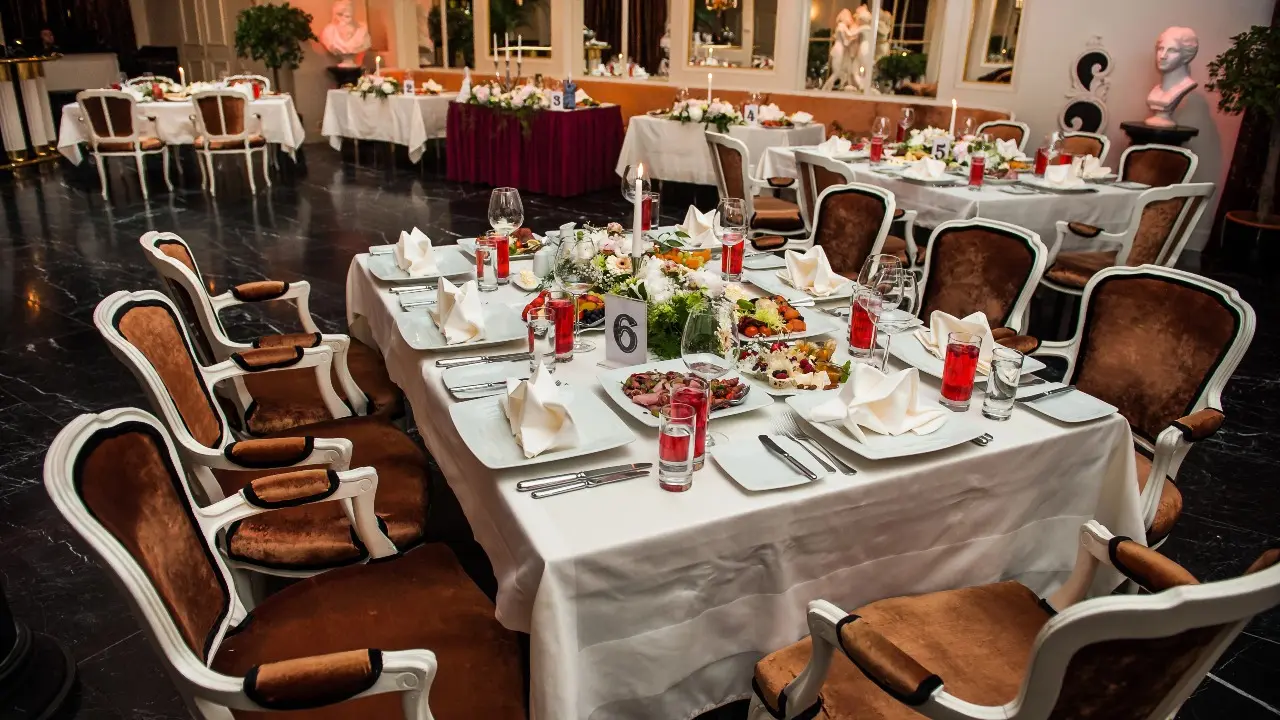 Минпросвет о выпускных в ресторанах: Родители потратят столько денег, но всё забудется