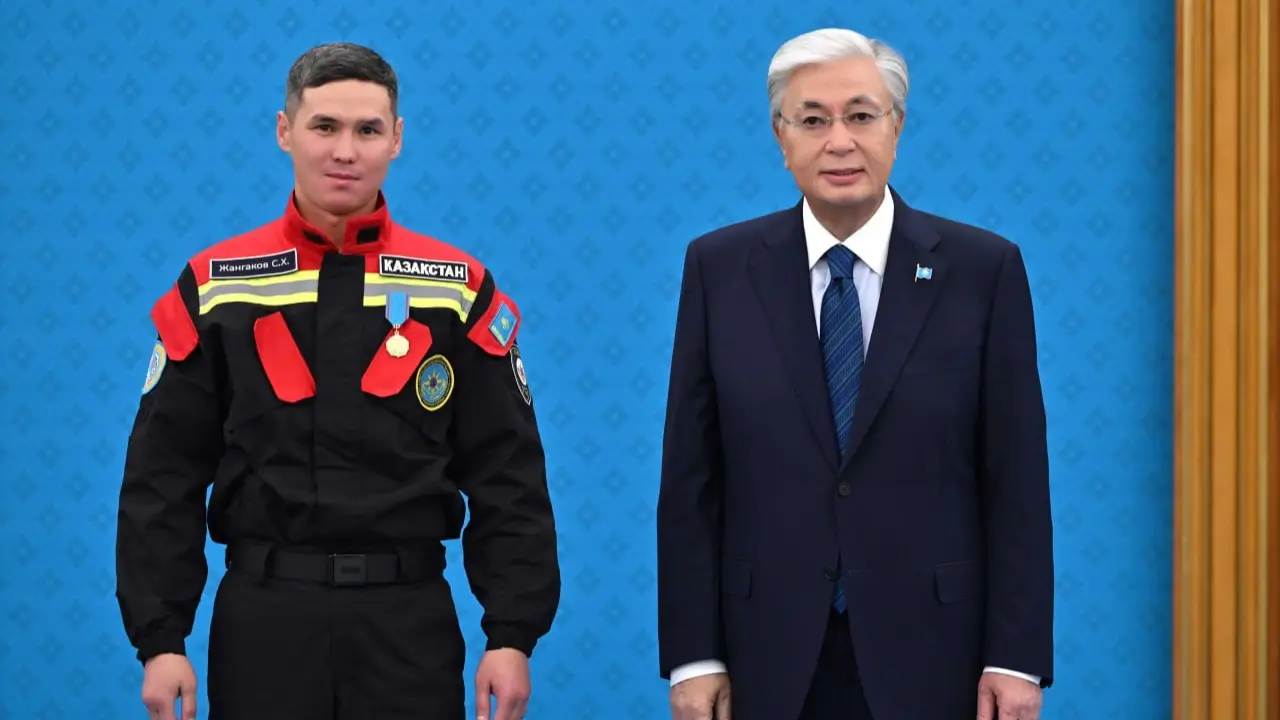 "За мужество и самоотверженность". Токаев наградил орденами и медалями казахстанских спасателей