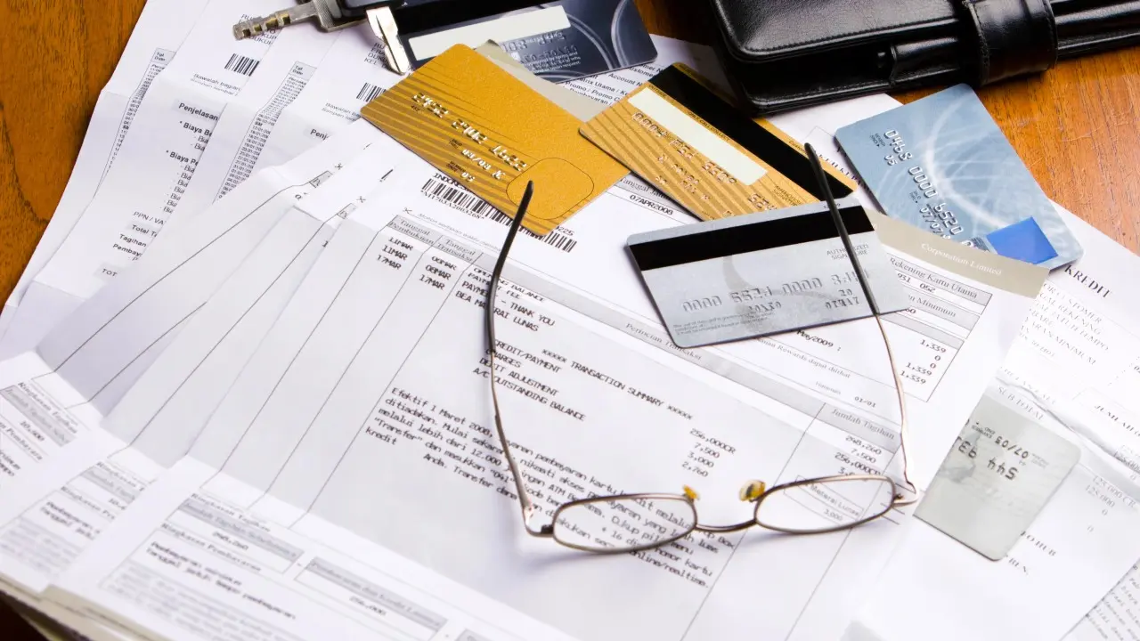 Для казахстанцев установят лимит на общую сумму долгов