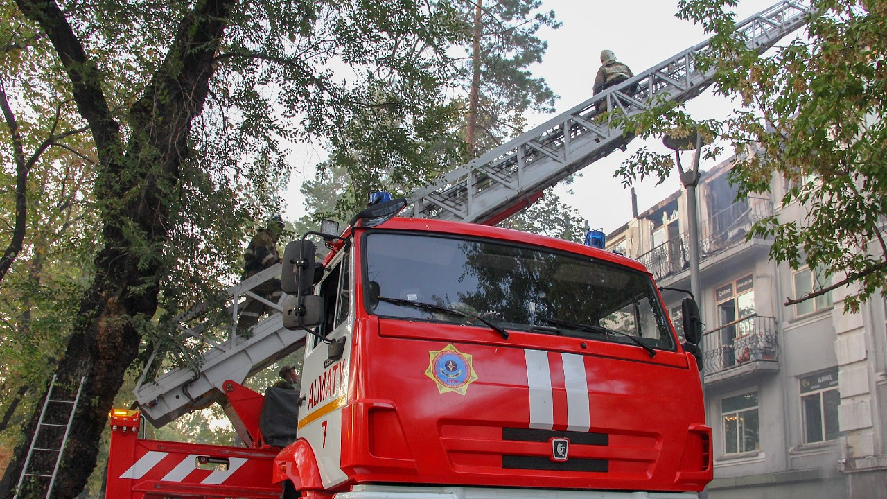 21 человека эвакуировали из горящего дома в Конаеве