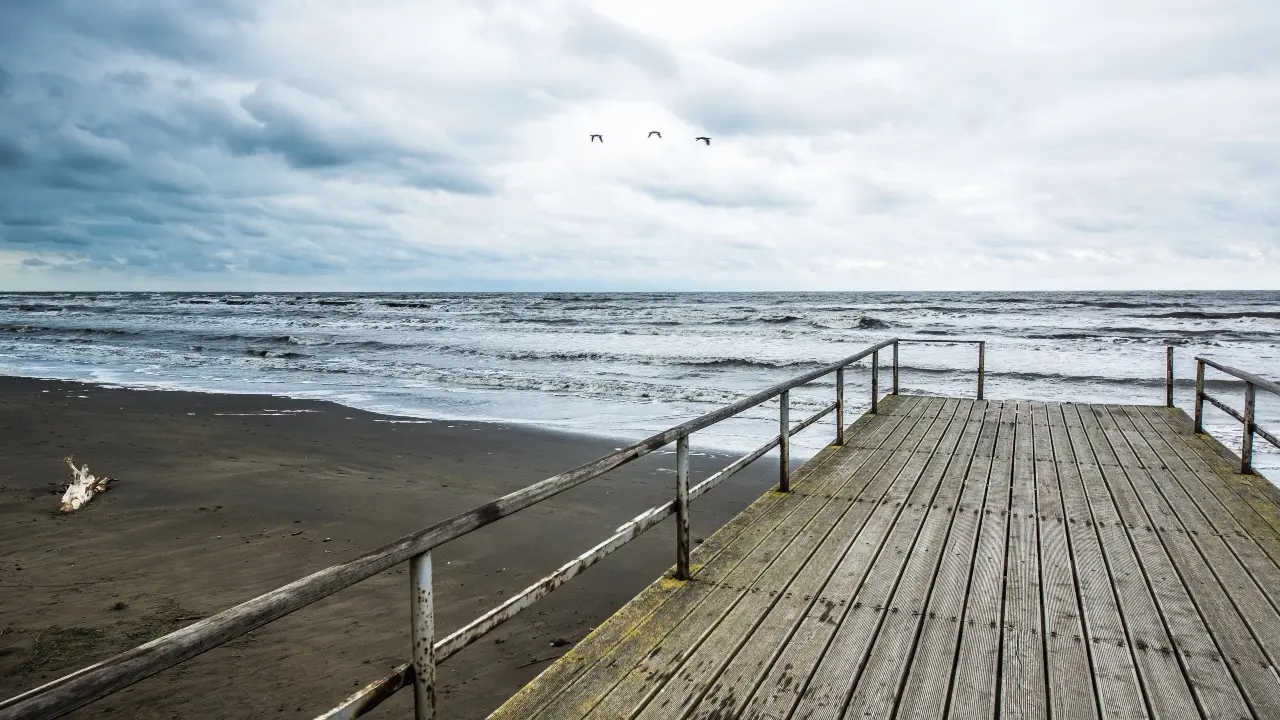 Неизвестный объект упал в Каспийское море: военные объяснили, что это было