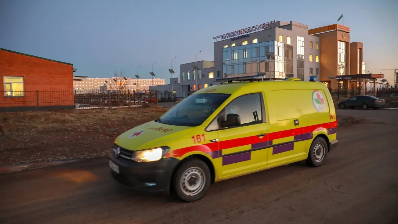 Водитель скорой помощи насмерть сбил пешехода в Алматинской области