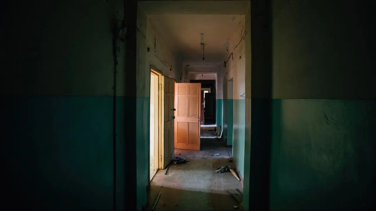 Используют как общежития: бараки возьмут под контроль в Казахстане