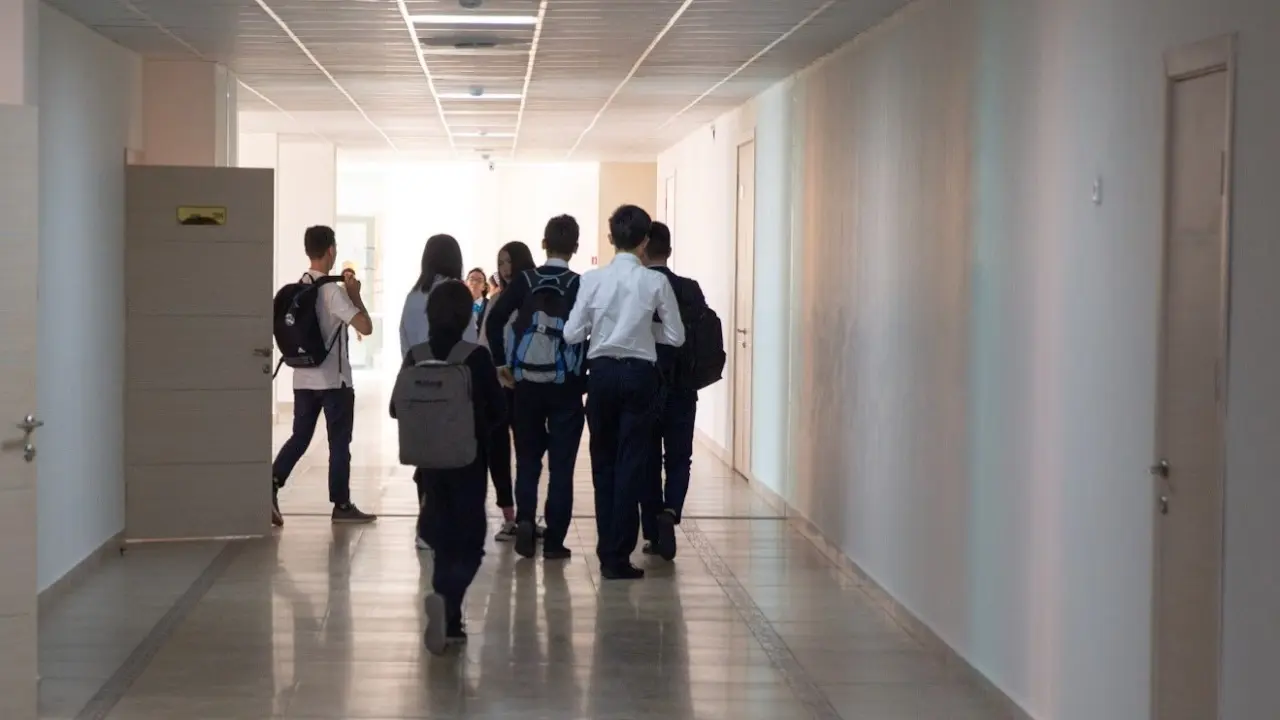 Директора школы наказали за давку среди учеников в Актау