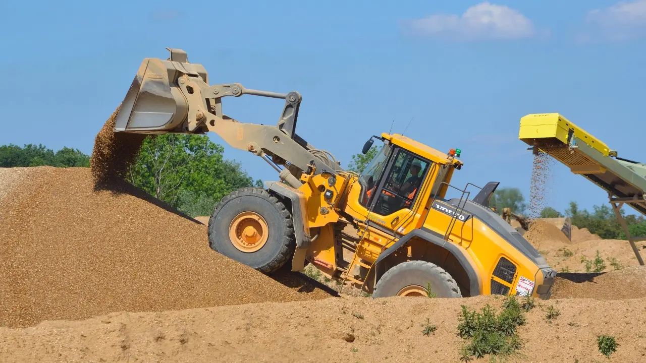 Незаконную добычу полезных ископаемых выявили в Талдыкоргане: технику поместили на штрафстоянку