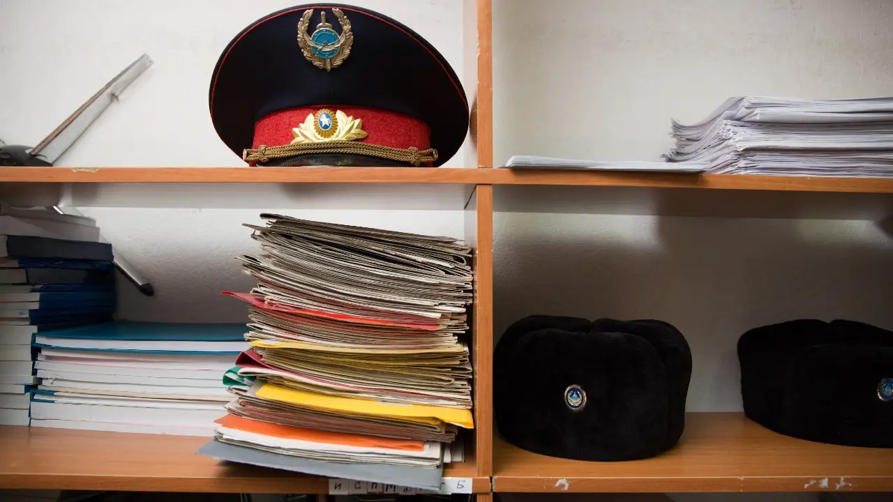 Полицейский из Караганды, устроивший скандал в баре, пытался оспорить увольнение