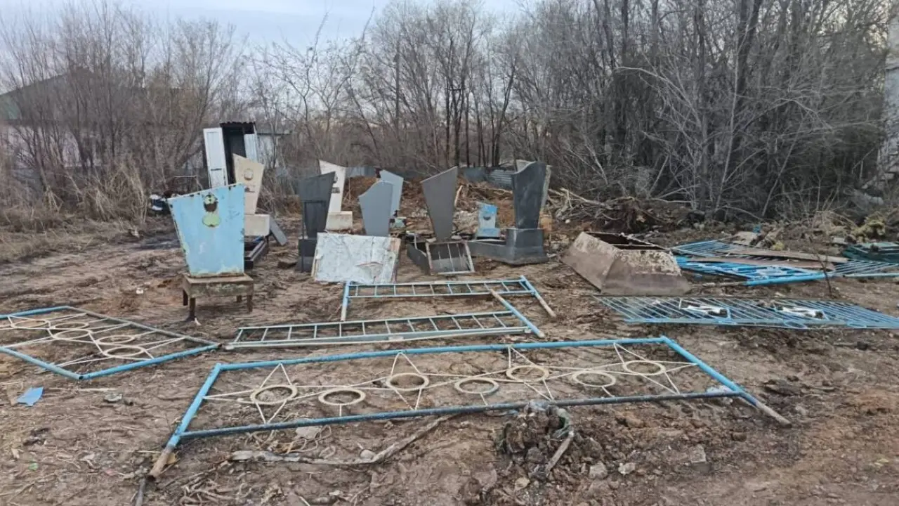 Воровали надгробия с кладбища и продавали в Астане: полиция возбудила уголовное дело
