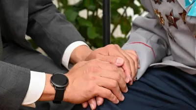 Ерболат Досаев поздравил ветеранов с Днём Победы