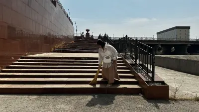 Молодёжь Шымкента очищает берега реки Бадам в рамках программы "Таза Қазақстан" 