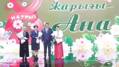 Аким Туркестанской области поздравил женщин с 8 Марта  