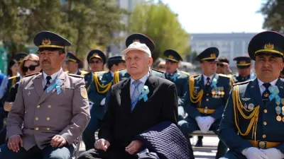 Семейчане собрались посмотреть военный парад в Астане