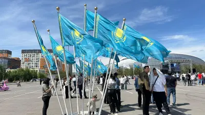 В Астане сотни людей посмотрели военный парад онлайн 