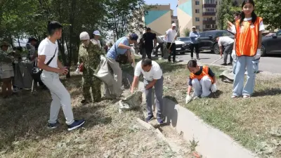 В Алатауском районе прошёл масштабный субботник с участием общественников и деятелей культуры