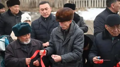 Туркестан: в Созаке многодетной семье подарили квартиру