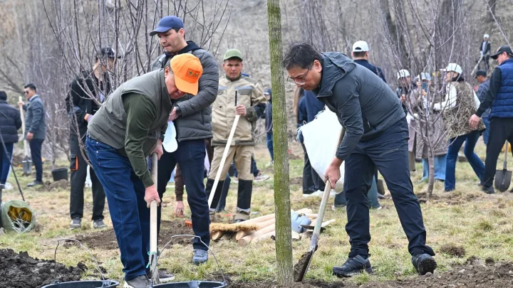 Аким Алматы Ерболат Досаев принял участие в масштабной экоакции Almaty Сlean&Green
