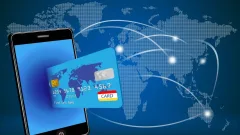 Почему при оплате картой за границей банк блокирует больше денег, чем списывает позже