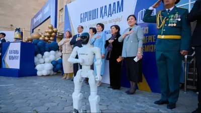 Робот у доски, ИИ проверяет тетради. Как нейросети меняют казахстанскую школу