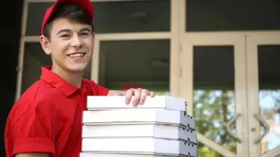 "Часто мы романтизируем ту или иную профессию". Что даёт летняя подработка школьникам