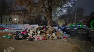 Чужой мусор под окнами: как ярмарка превратила алматинский двор в свалку