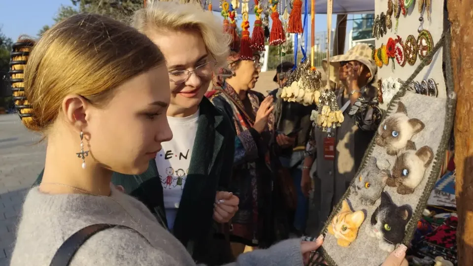 Войлочные брошки покорили алматинок / Фото Informburo.kz