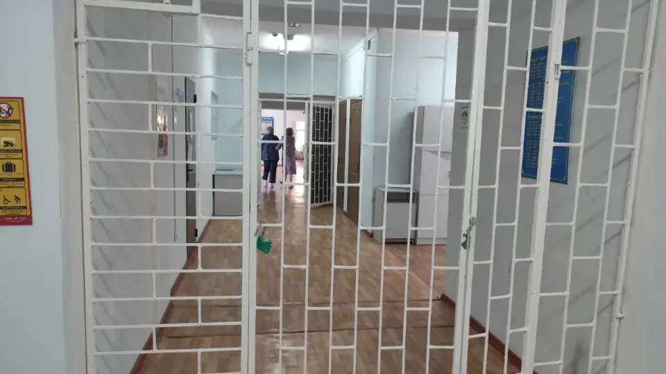 Пациентки шутливо называют решётку перед женским отделением алматинского Центра психического здоровья "железным занавесом" / Фото Informburo.kz