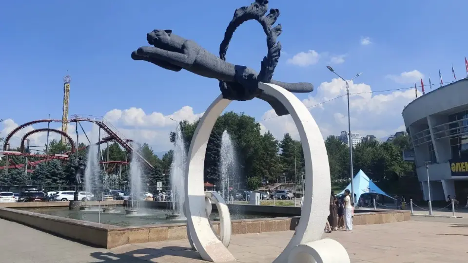 Одна из самых известных и любимых алматинцами скульптур Павла Шорохова установлена возле цирка / Фото Informburo.kz
