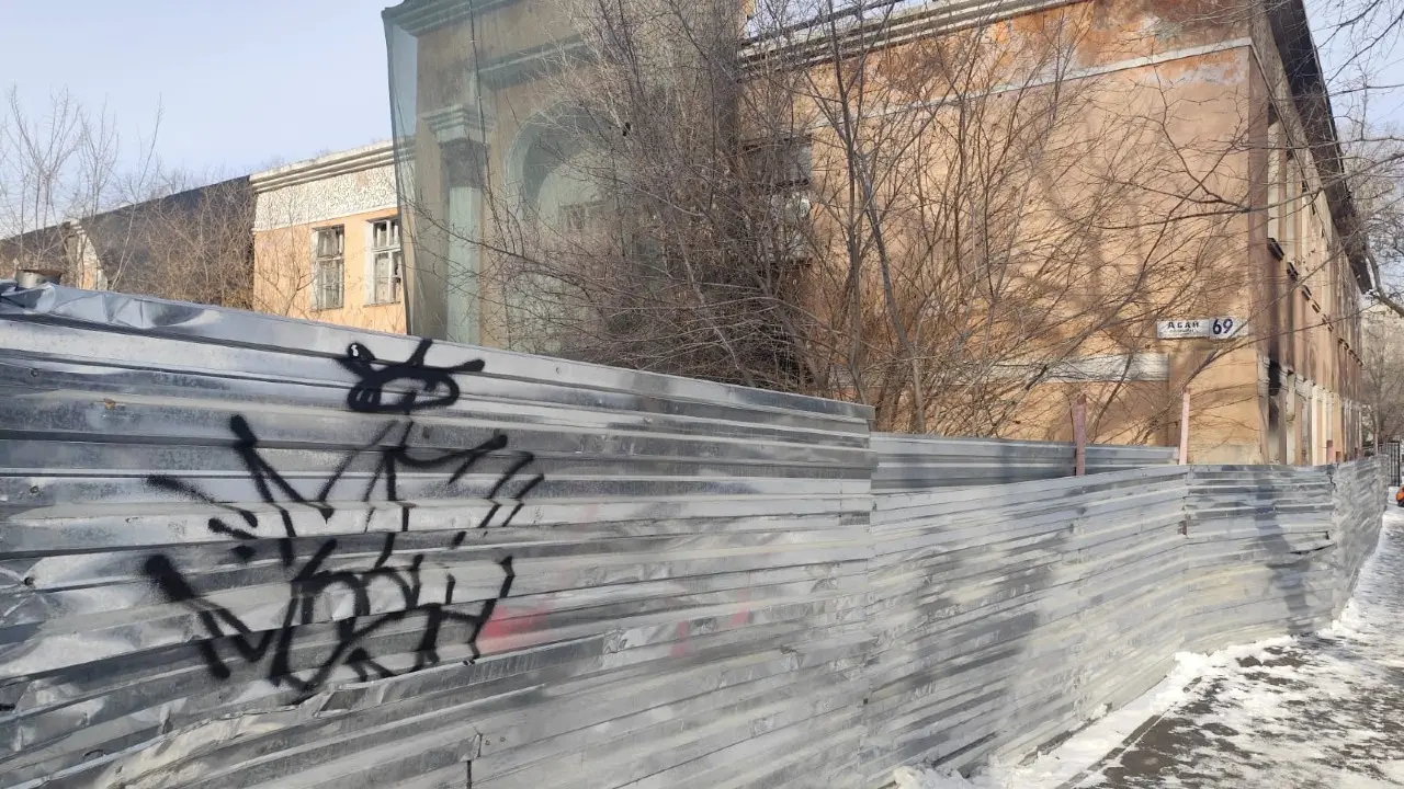 Здание бывшей железнодорожной больницы с нетерпением ждёт реконструкции / Фото Informburo.kz