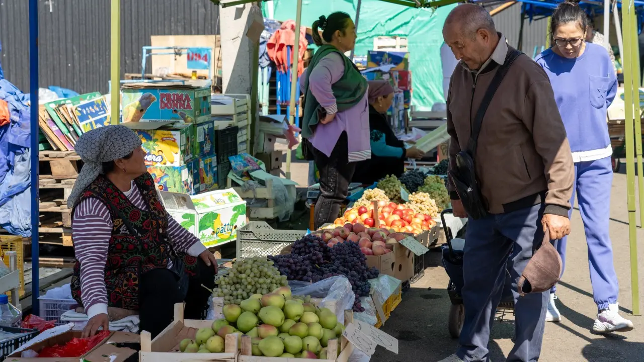 Знаменитый узбекский виноград всегда пользуется спросом у алматинцев / Informburo.kz