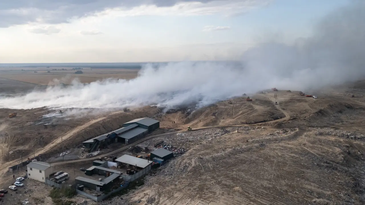 На смену чёрному дыму на мусорном полигоне пришёл белый / Фото Informburo.kz