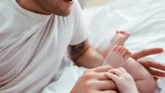 В каких случаях отцы в Казахстане смогут получать пособие по уходу за ребенком до полутора лет