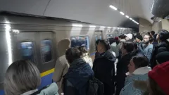 Новые турникеты привели к очередям в метро Алматы
