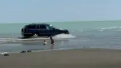 "Свою вину признаю". Водителя Mercedes наказали за езду среди отдыхающих на берегу Балхаша