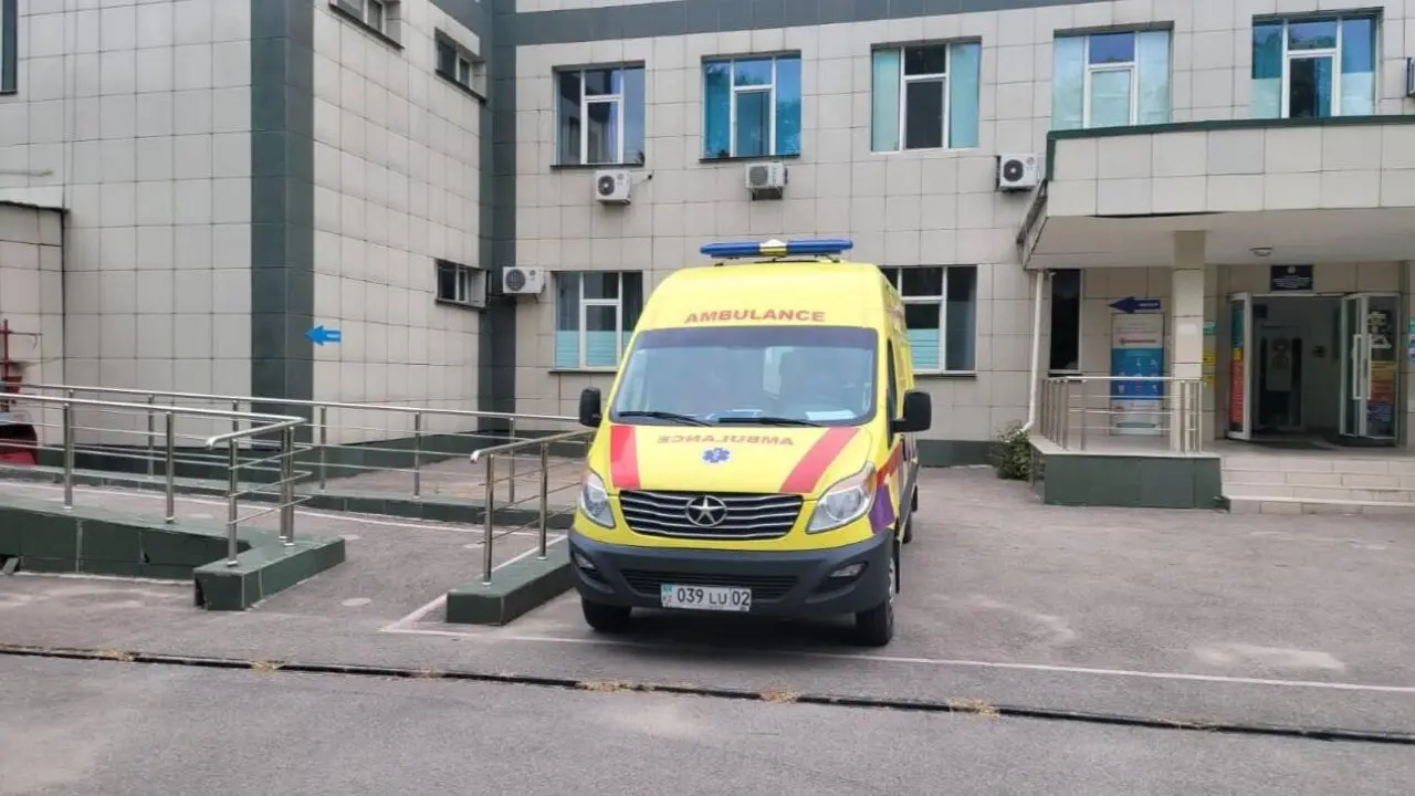 Закон об ужесточении наказания за нападения на медиков в Казахстане: водители поликлиник не получат защиту