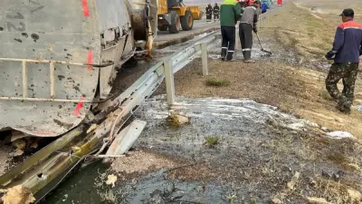 Утечка нефтепродуктов произошла после ДТП с грузовиком в Мангистау