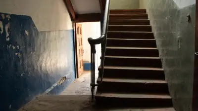 Мужчину ударило током при входе в подъезд дома в Усть-Каменогорске