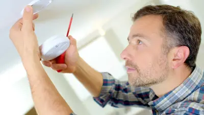 Депутат призвал обязать казахстанцев устанавливать пожарную сигнализацию в домах