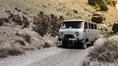 "Сельчане ездят не по асфальту, а вдоль дороги". Минтранс объяснил выбор гравийных покрытий