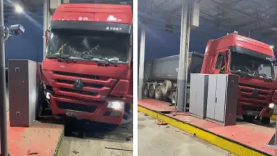 Грузовик въехал в шлагбаум на трассе Астана – Щучинск