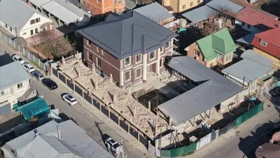 Двухэтажное здание сносят в Алматы по решению суда