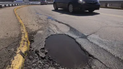 "Создают угрозу безопасности". 65 тысяч проблемных участков выявили на дорогах Казахстана в этом году